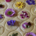 Galletas de mantequilla con flores comestibles